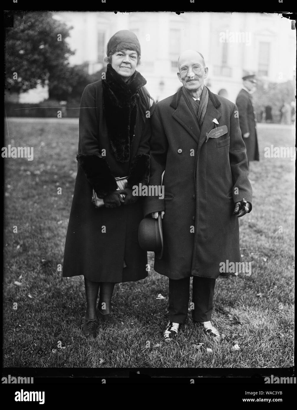 Wir sind nie zu alt zum Lernen. Dieses alte Sprichwort hat sich im Falle von Noe Demers von Massachusetts, der im Alter von 70 Jahren die englische Sprache beherrscht und bestanden hat seine Staatsbürgerschaft Prüfung bewährt. Vor kurzem wurde er als einer der drei herausragenden Amerikanisierung Schüler im Bundesstaat Massachusetts und mit einer Reise in die Hauptstadt, wo er von Präsident Coolidge erhielt heute wurde belohnt. Er ist in der Abbildung mit Kongreßabgeordneten Edith Nourse Rogers von Massachusetts, die ihn an den Präsidenten [White House, Washington, D.C.] gezeigt Stockfoto