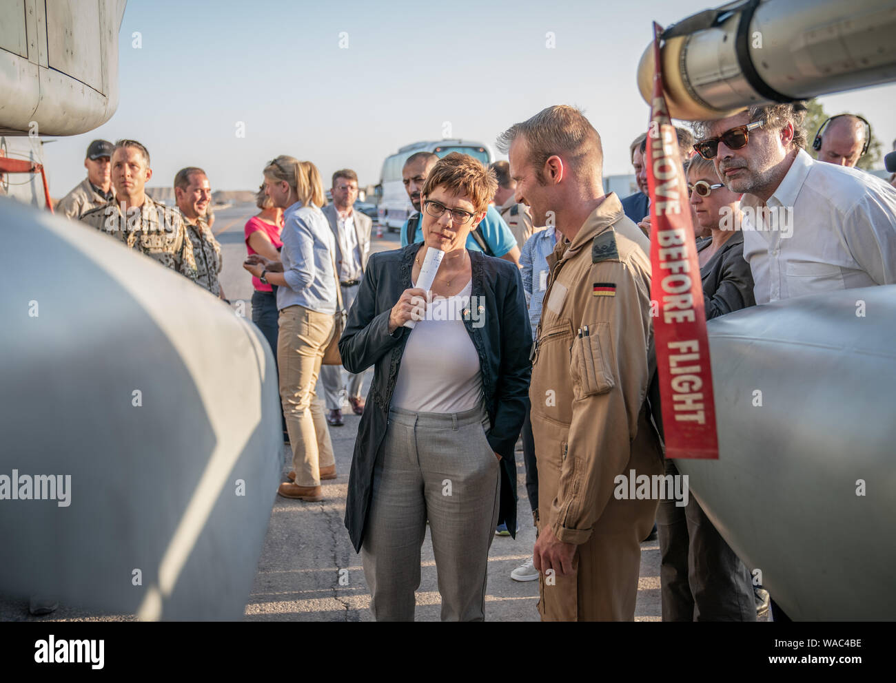 Al Asrak, Jordanien. 19 Aug, 2019. Annegret Kramp-Karrenbauer (CDU), Bundesminister der Verteidigung, spricht mit Soldaten der Bundeswehr vor einem Tornado Kampfflugzeug. Während ihrer ersten Reise im Ausland als Verteidigungsminister, der Minister will eine Vorstellung von der Einsatz der Bundeswehr in Jordanien zu erhalten und politische Gespräche halten. Quelle: Michael Kappeler/dpa/Alamy leben Nachrichten Stockfoto