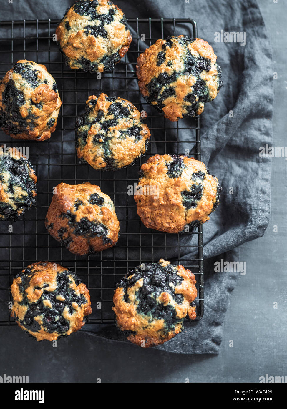 Hausgemachte vegan blueberry muffins auf dunklem Hintergrund. Vertikale. Top View oder flach. Stockfoto