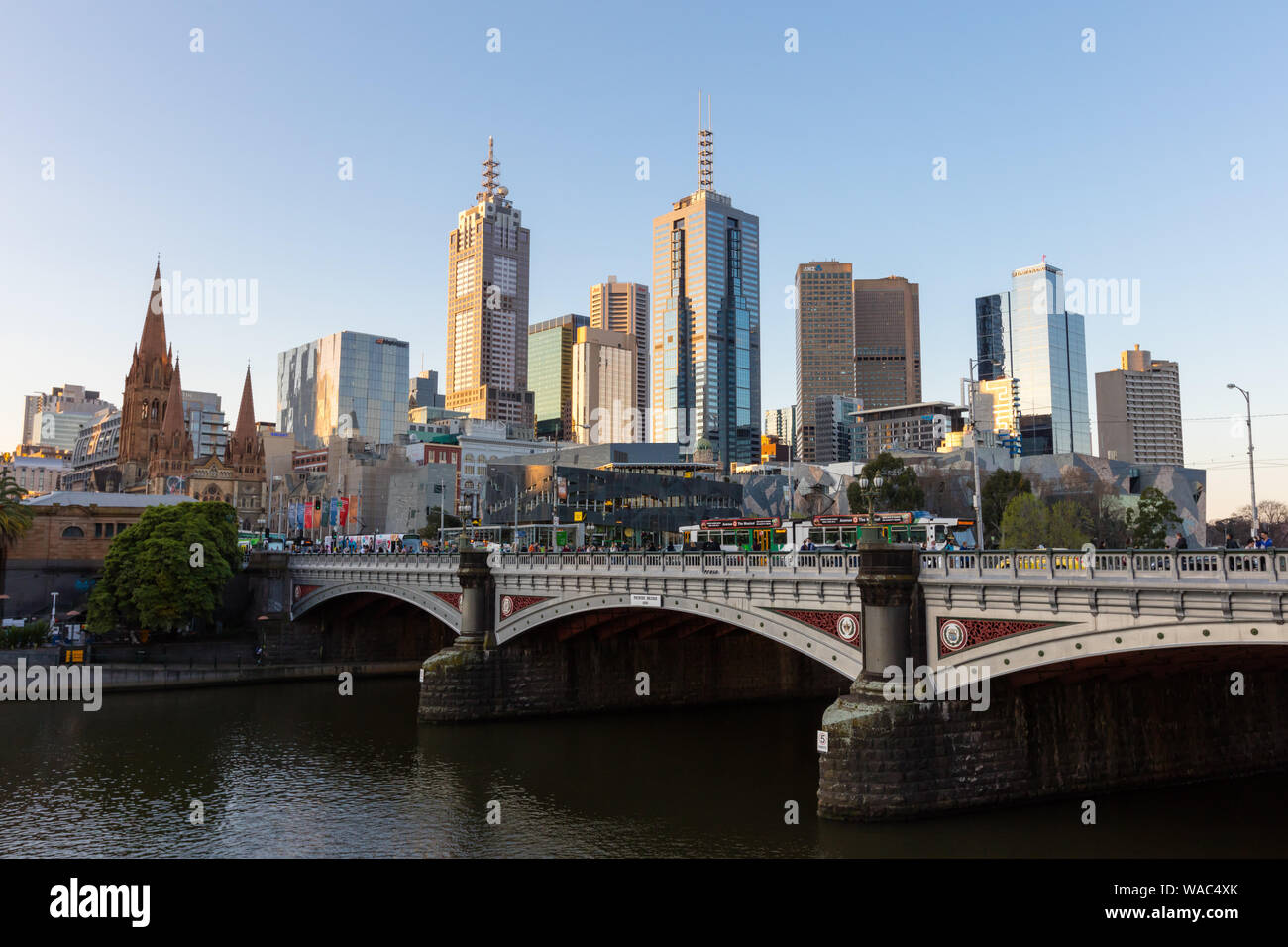Melbourne Skyline bei Sonnenuntergang Stockfoto