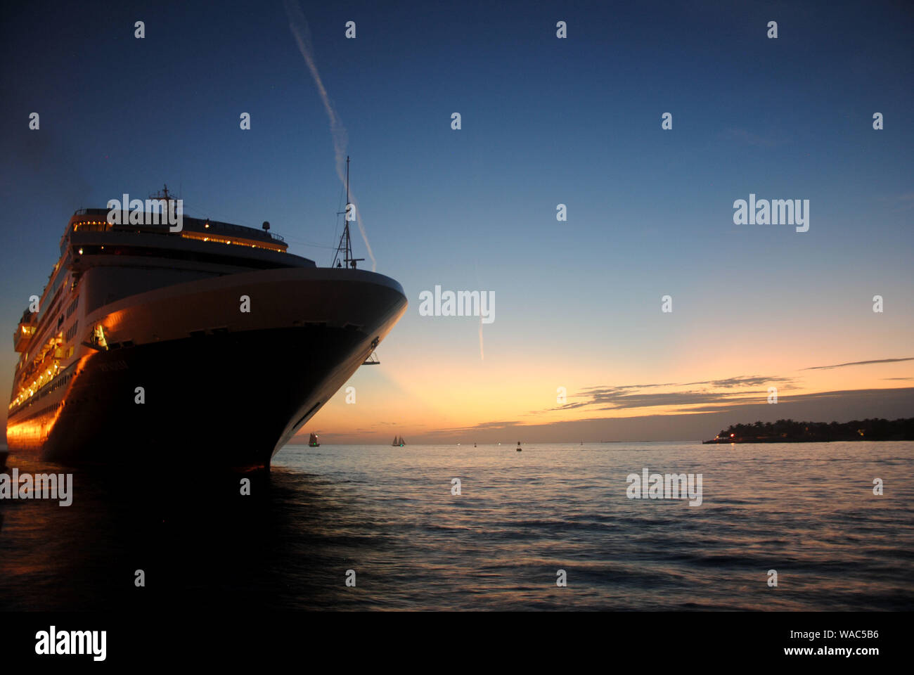 Kreuzfahrtschiff bei Sonnenuntergang, vom Mallory Square, Key West, Florida, USA Stockfoto