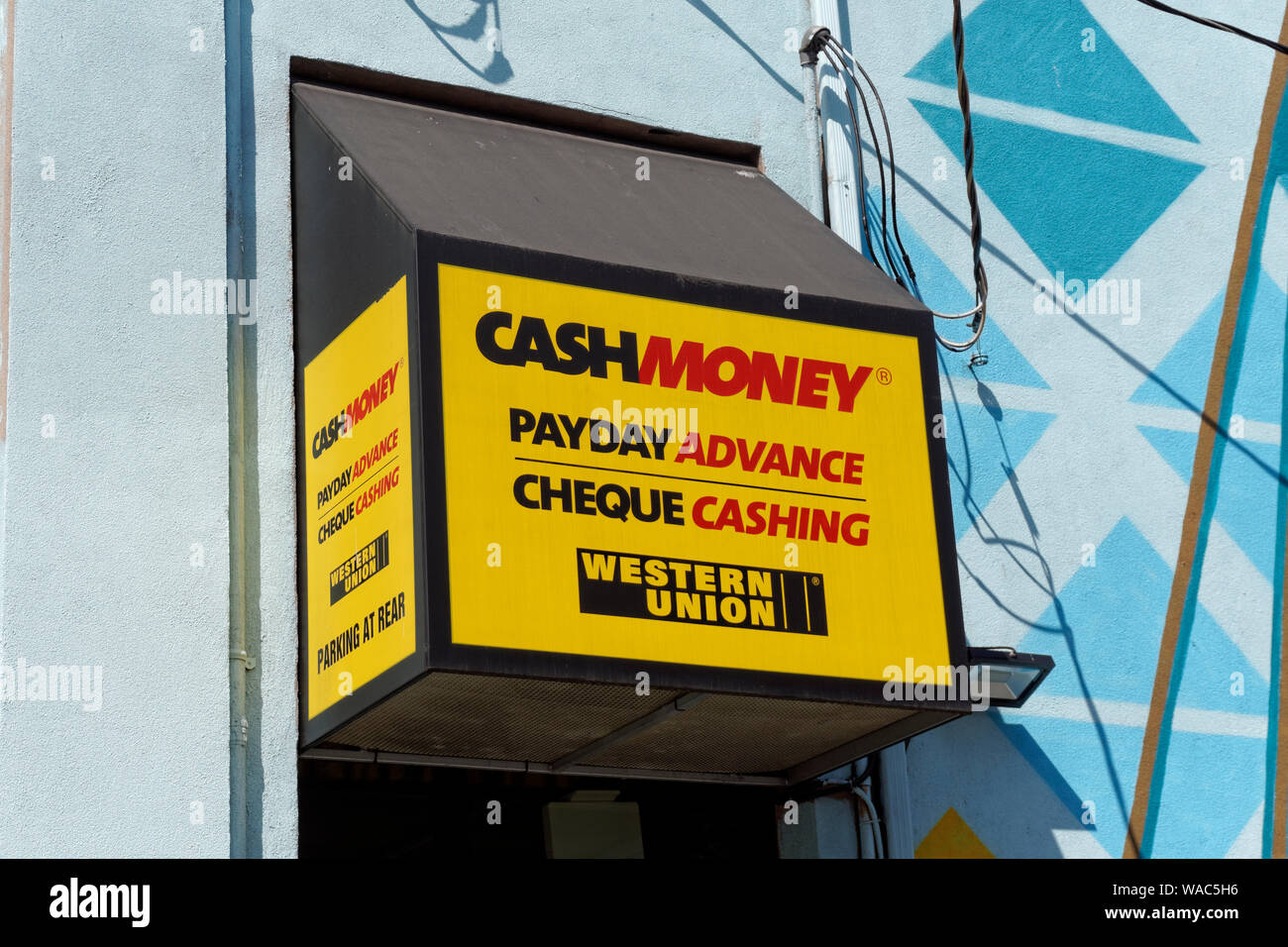 Geld Zahltag voraus und Scheckeinlösung in der Mount Pleasant Viertel von Vancouver, BC, Kanada Stockfoto