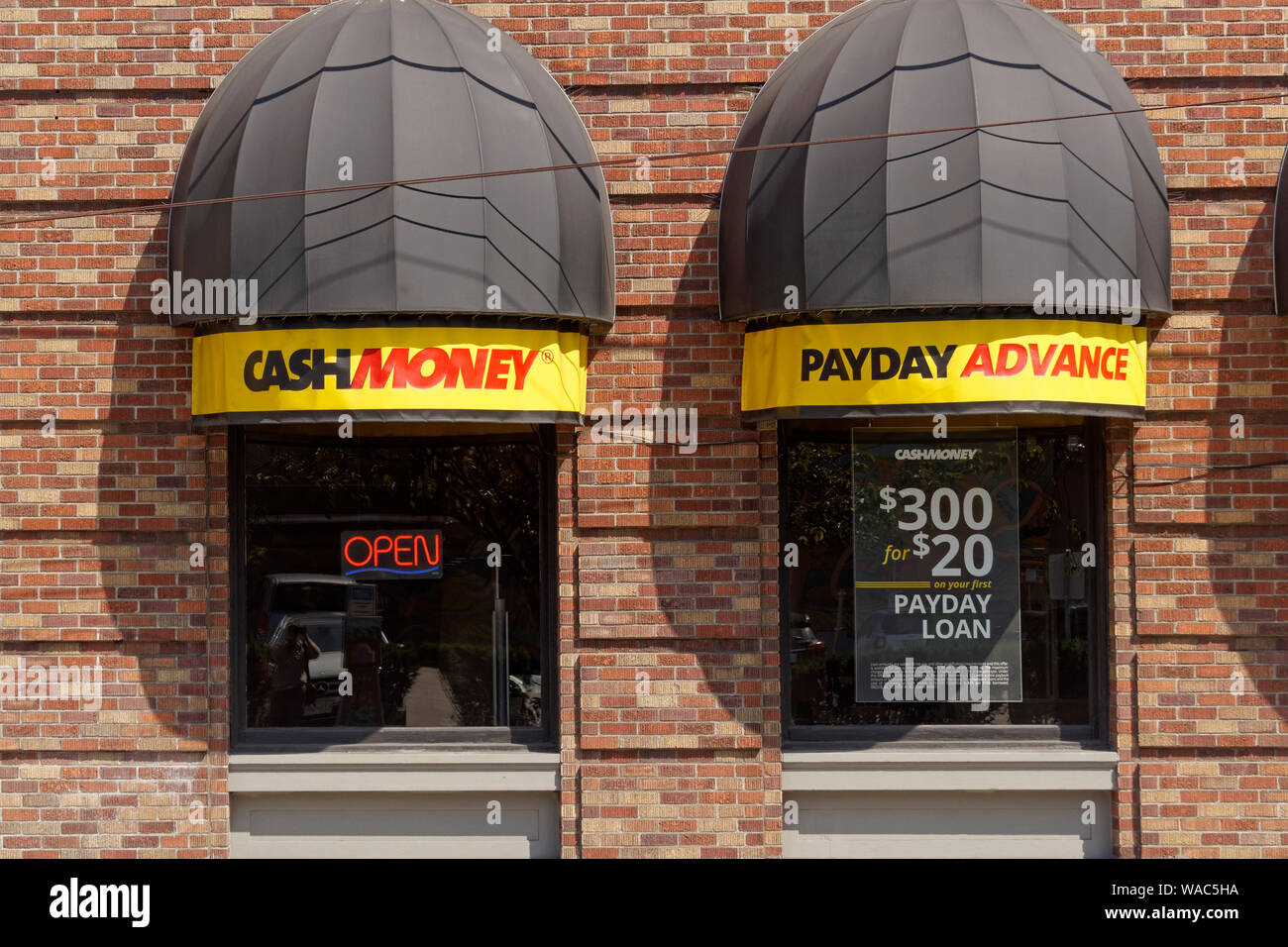 Geld Zahltag voraus und Scheckeinlösung in der Mount Pleasant Viertel von Vancouver, BC, Kanada Stockfoto