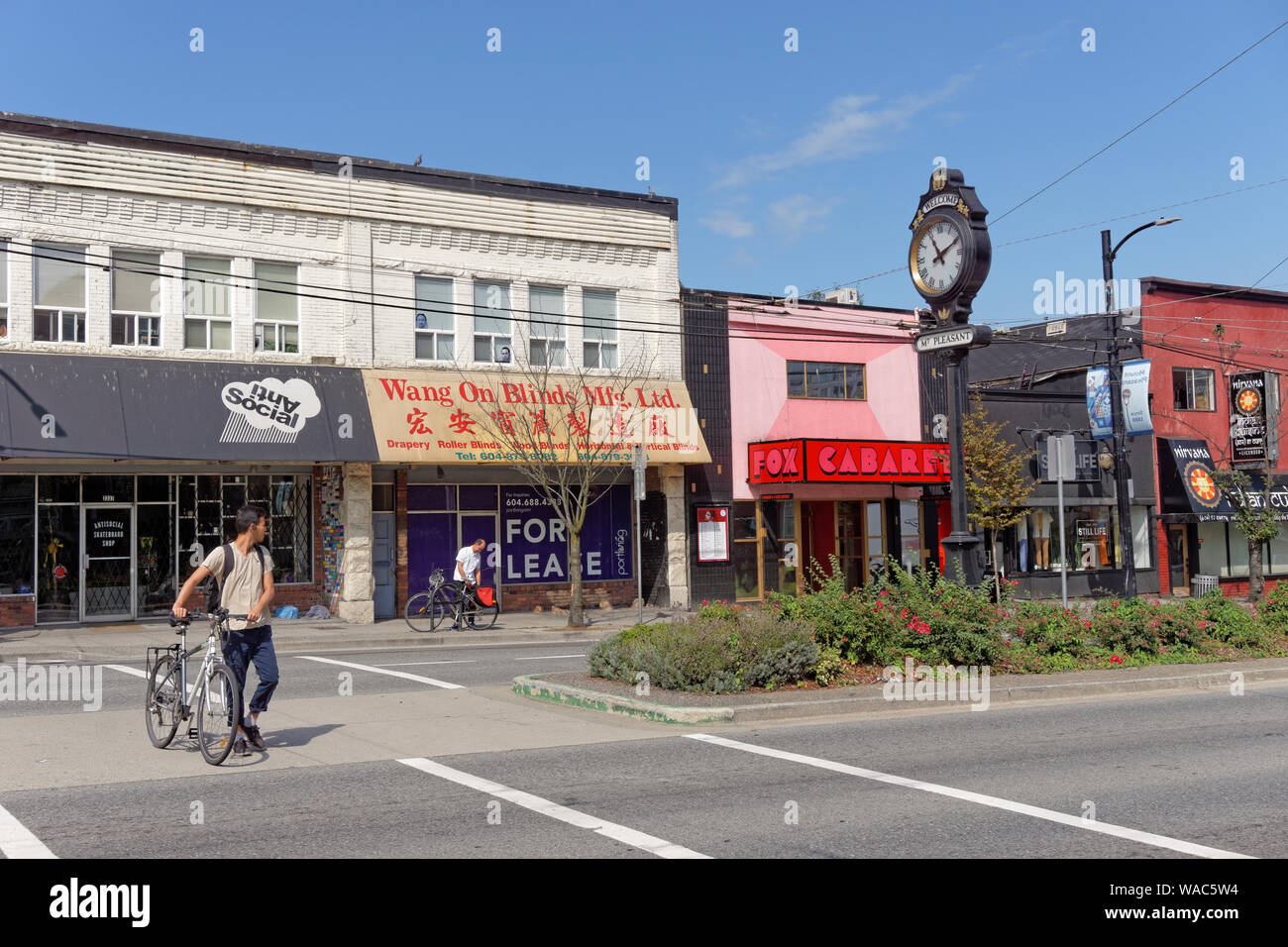 Historische Gebäude und Mount Pleasant Willkommen auf der Main Street in der Mount Pleasant Viertel von Vancouver, BC, Kanada Stockfoto