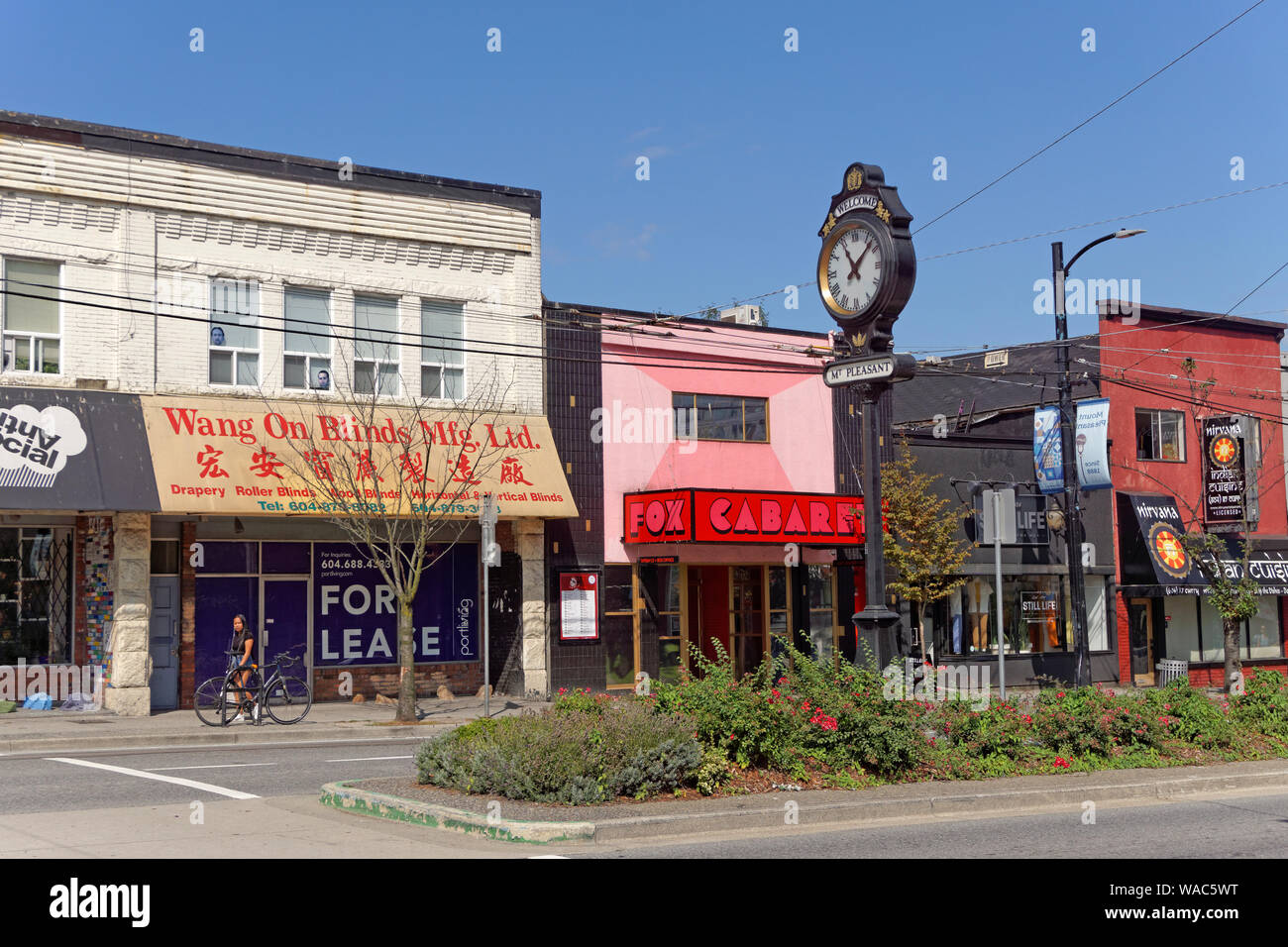 Historische Gebäude und Mount Pleasant Willkommen auf der Main Street in der Mount Pleasant Viertel von Vancouver, BC, Kanada Stockfoto