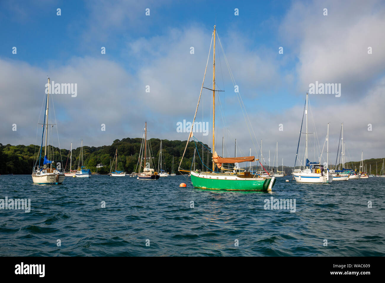 Yachten und Boote auf den Helford River am Helford, Cornwall, Großbritannien Stockfoto