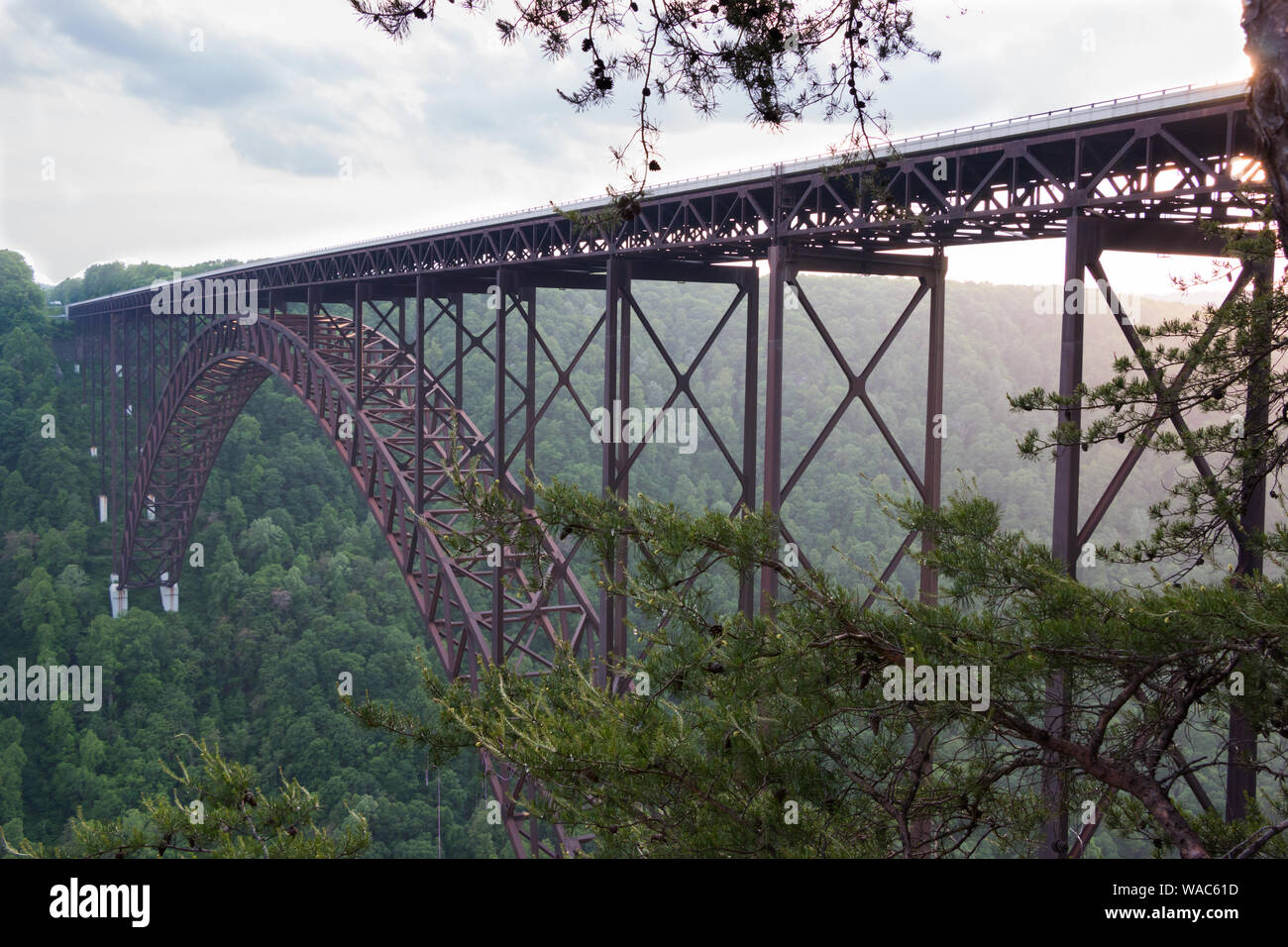 Die New River Gorge Bridge entlang der Route 19 in der Appalachian Berge von West Virginia. Während in den späten Nachmittag. Stockfoto