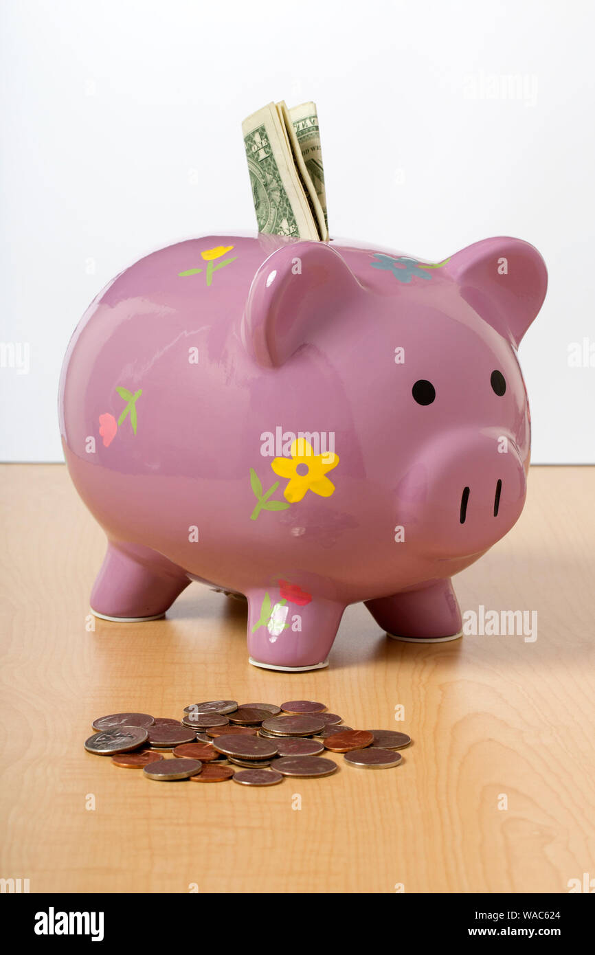 Ein Kind rosa Sparschwein mit Geld Stockfoto