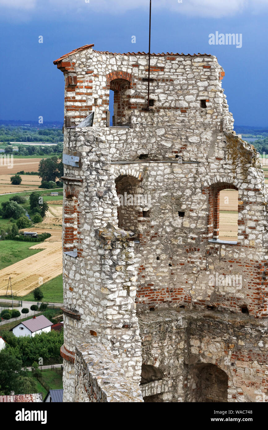JANOWIEC - Polen am 11. Juli 2019: Ruinen des 16. Jahrhunderts Kazimierz Dolny Schloss defensive Festung Polen Stockfoto