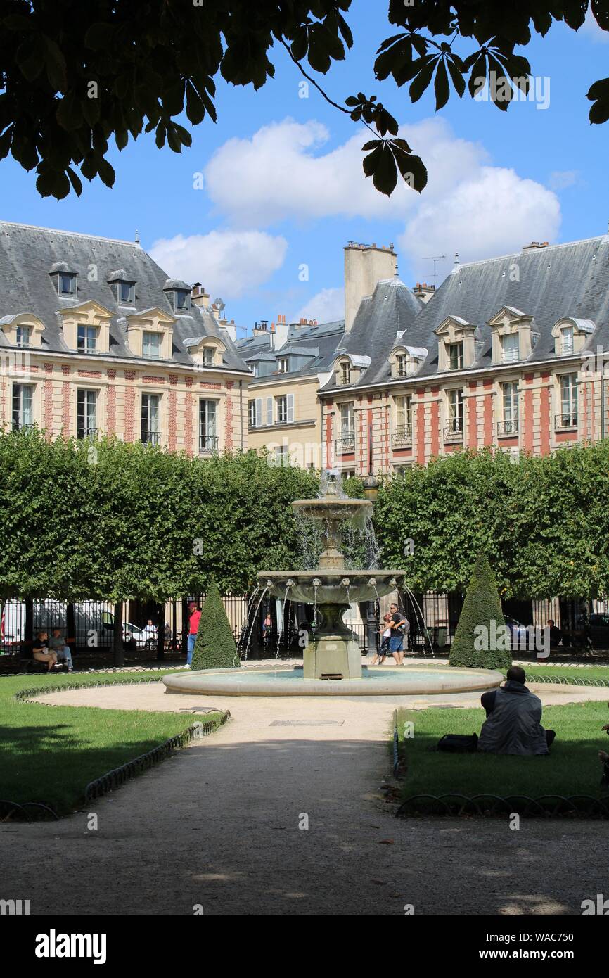 Brunnen in Place des Vosges im Marais-Viertel von Paris. Stockfoto