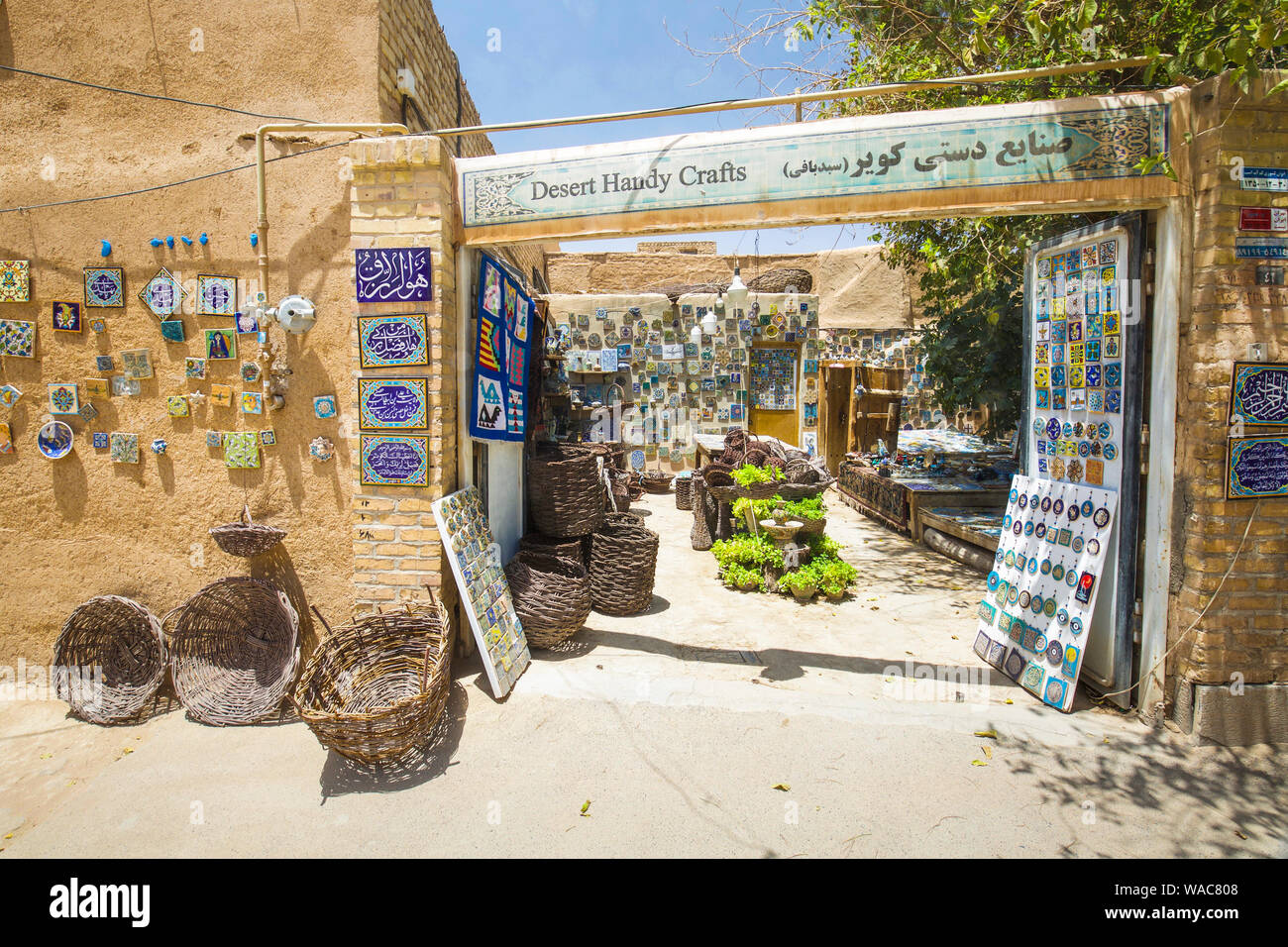 Glasierte Fliesen und handliche craftsshop. Yazd, Iran, Asien. Stockfoto