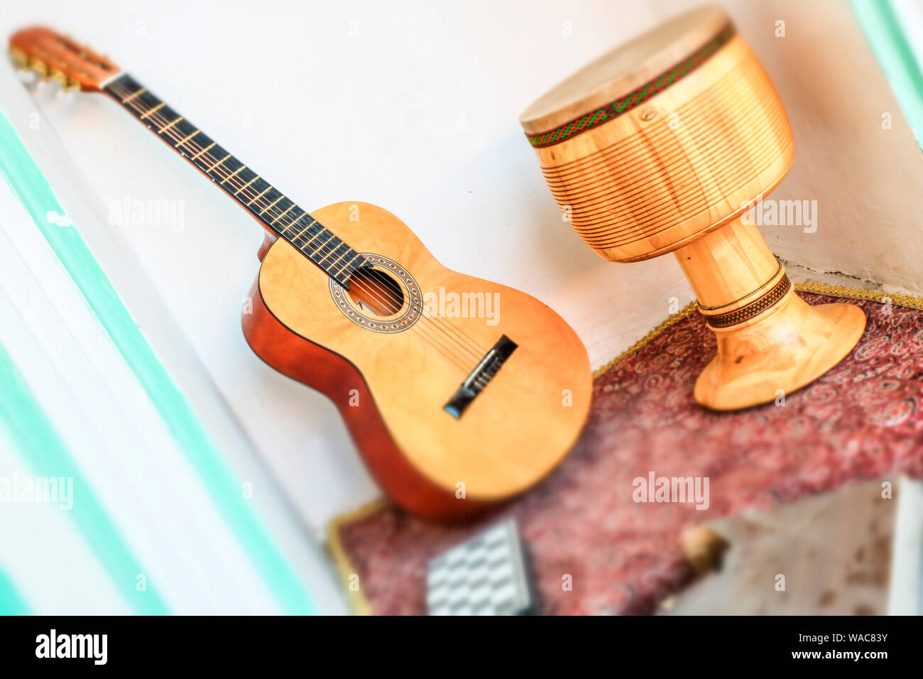 Gitarre und Trommel. Dekoration detail. Yazd, Iran, Asien. Stockfoto