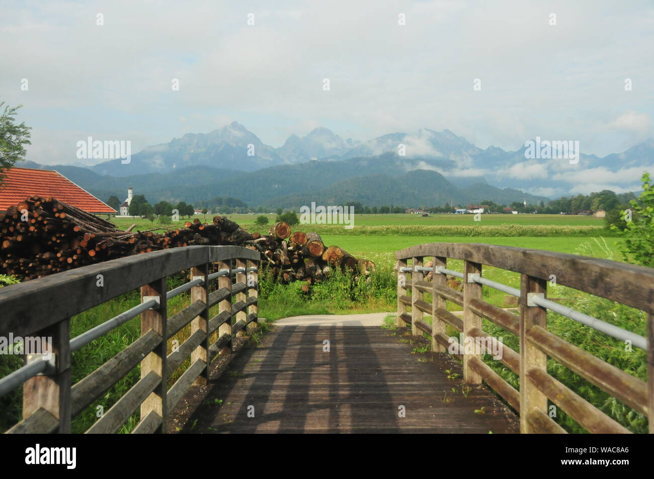 Blick auf die Berge von einer Brücke Stockfoto