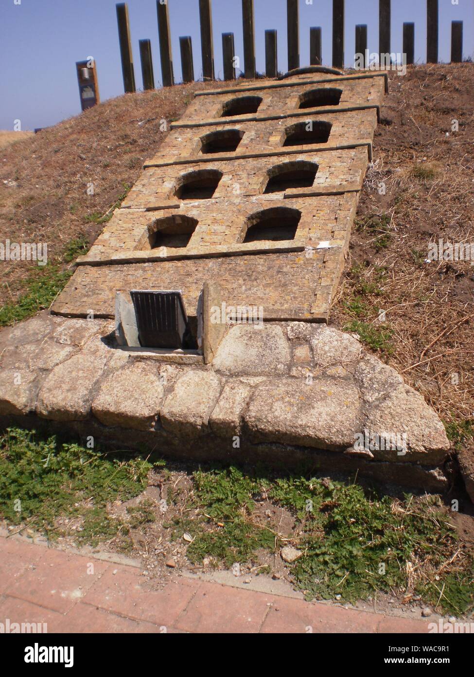 Skulpturen auf dem Boden von der Wiederherstellung des Fantastischen römischen Leuchtturm des ersten Jahrhunderts Leuchtturm der Welt in La Coruna. August 7, 201 Stockfoto