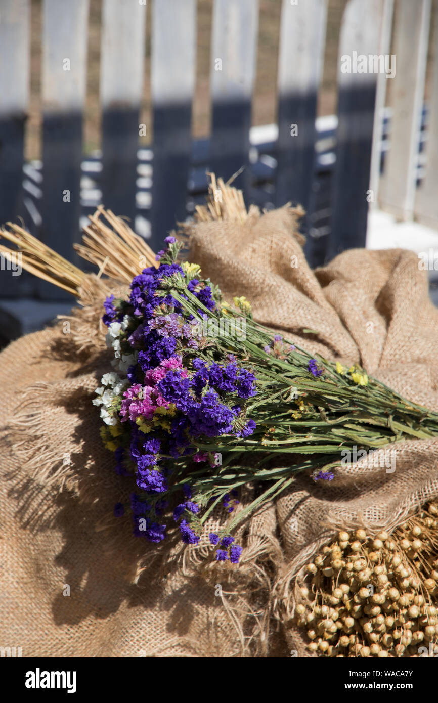 Blumenstrauß aus Wildblumen und Kräutern auf sackleinen am Tag der Sommersonnenwende Stockfoto