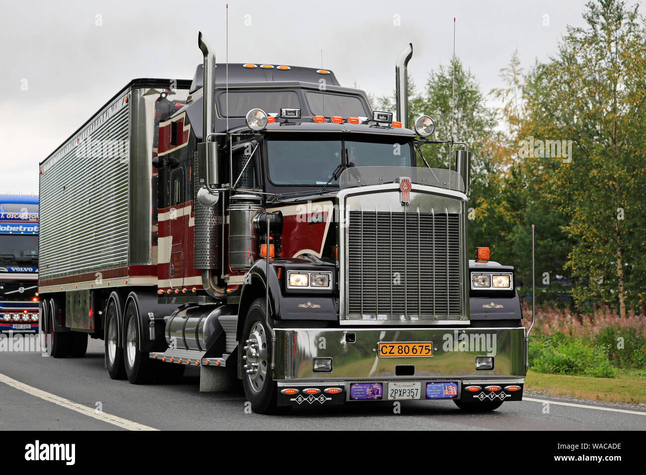 Lempaala, Finnland. August 8, 2019. Sundance Kid Limousine Kenworth W900B jahr 1987 vor Great Dane Trailer im Konvoi nach Power Truck Show 2019. Stockfoto