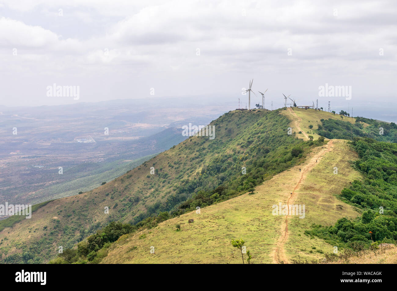 Ngong Hills Nature Reserve mit Wanderwegen und Windpark Turbinen im Hintergrund, Kenia Stockfoto