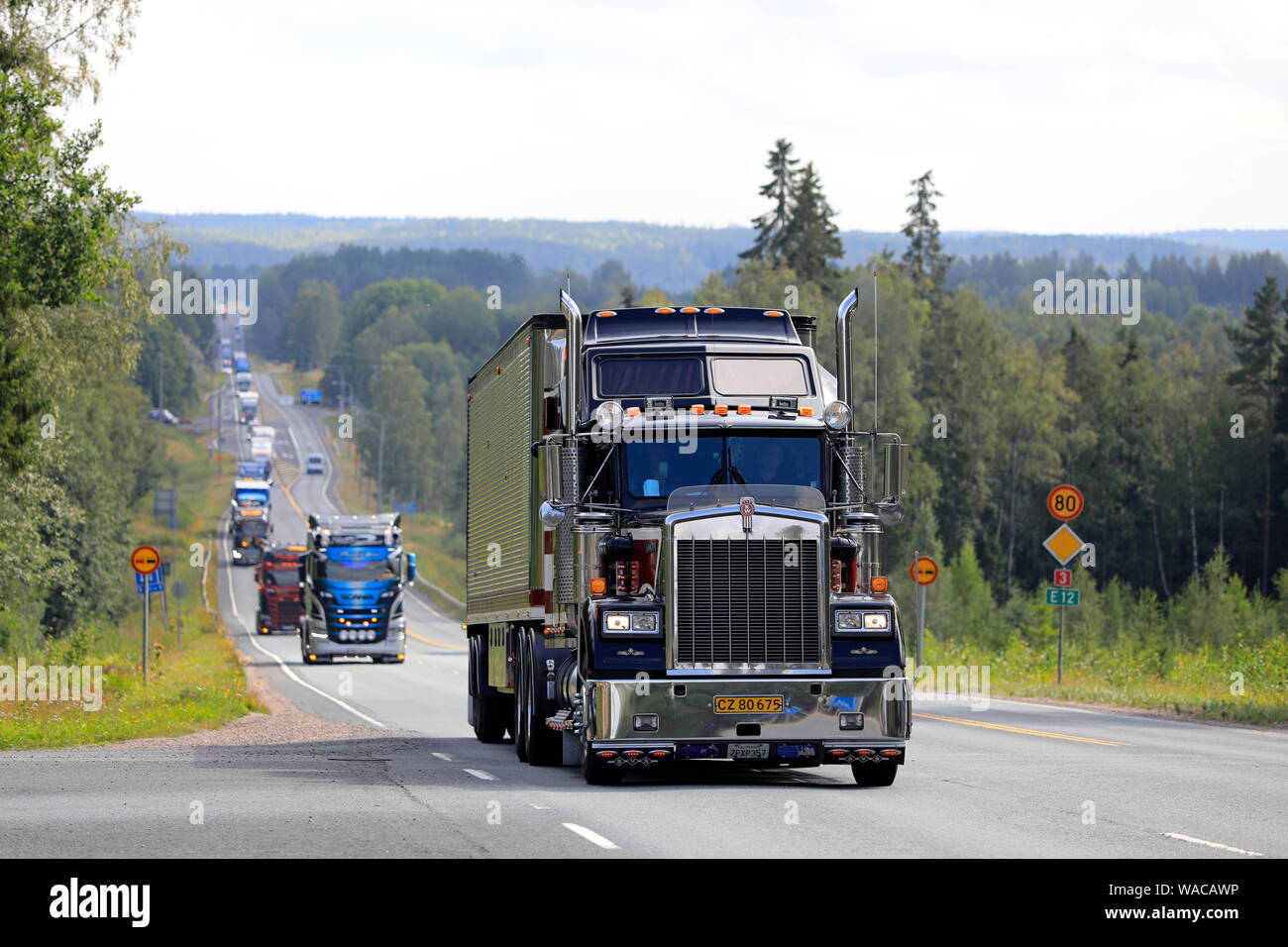 Ikaalinen, Finnland. August 8, 2019. Kenworth W900B 1987 Sundance Kid Limousine halb zieht Great Dane Trailer auf der Straße im Konvoi zu Power Truck Show 2019. Stockfoto