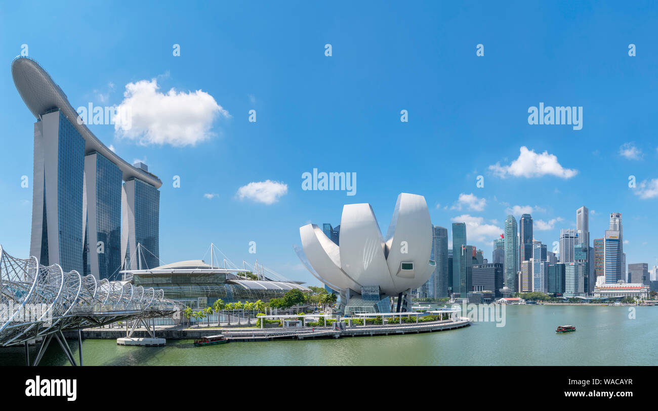 Der Helix Bridge, Marina Bay Sands und ArtScience Museum mit der Skyline des Central Business District (CBD) hinter, Marina Bay, Singapore Stockfoto