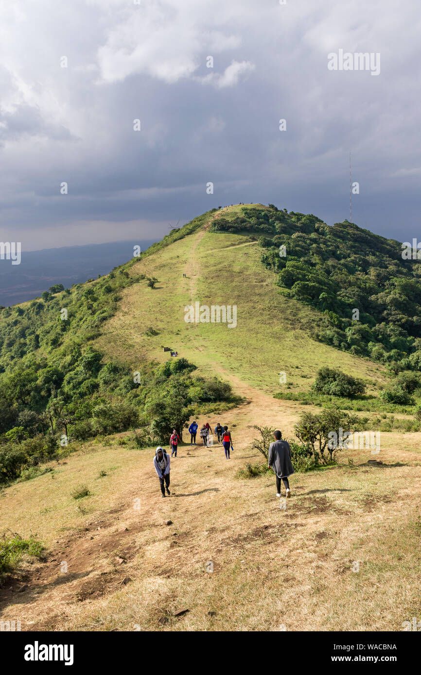 Ngong Hills Nature Reserve mit Wanderern zu Fuß entlang der Wanderwege, Kenia Stockfoto