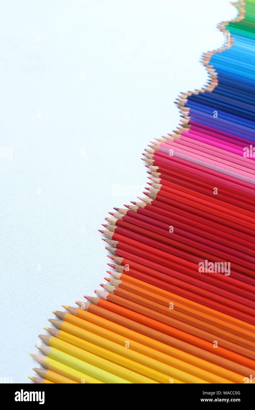 Eine wellige Linie der Buntstifte auf weißem Hintergrund Stockfoto