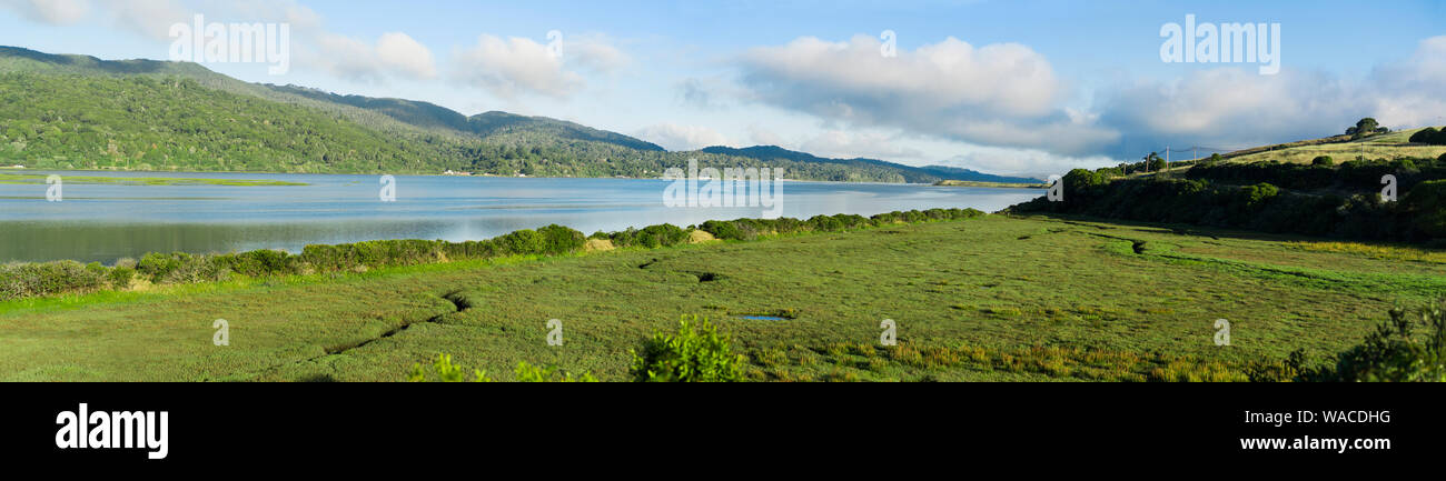 Ruhige See von einer grünen Landschaft umgeben. Stockfoto
