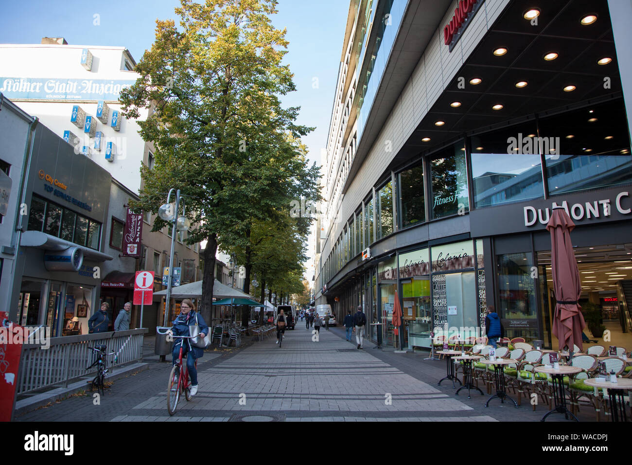 Köln - Oktober 2018. Zentrale Einkaufsstraße mit vielen verschiedenen Geschäften und Zentren für billig und teuer einkaufen in Köln, Deutschland. Herbst Stockfoto