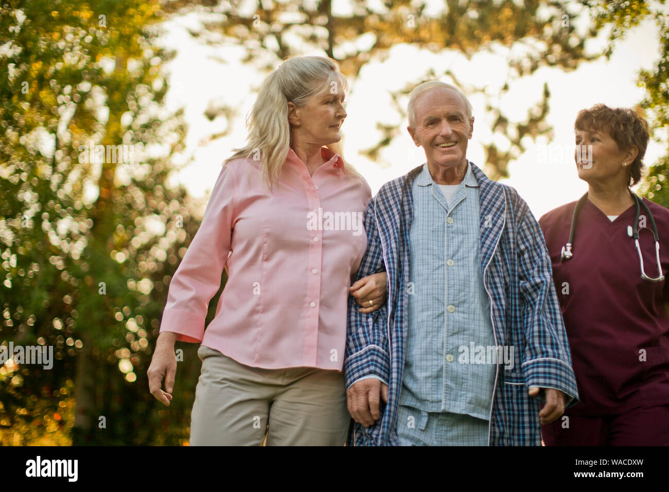 Porträt eines lächelnden älteren Mann, Arm in Arm mit seiner Frau und Schwester. Stockfoto