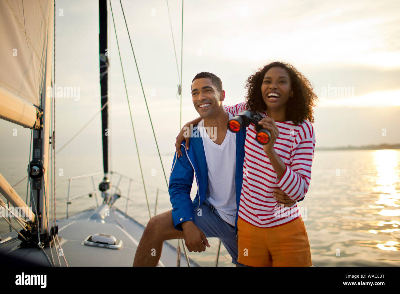 Lächelnde junge Paar heraus hängen auf einem Boot. Stockfoto