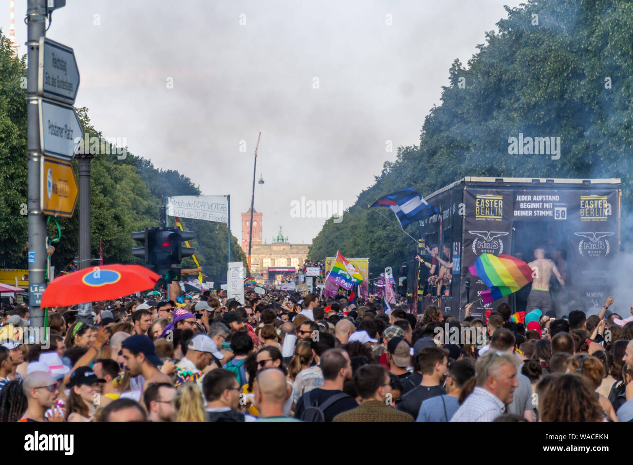 BERLIN, DEUTSCHLAND - 27. Juli: Nachtschwärmer nehmen an den jährlichen Christopher Street Day Parade am Juli 27, 2019 in Berlin, Deutschland. Der diesjährige CSD feiert den 50. Jahrestag der Krawalle bei der Stonewall Inn in New York, ein Ereignis, das viele in der Schwulenbewegung, verzinkt Stockfoto