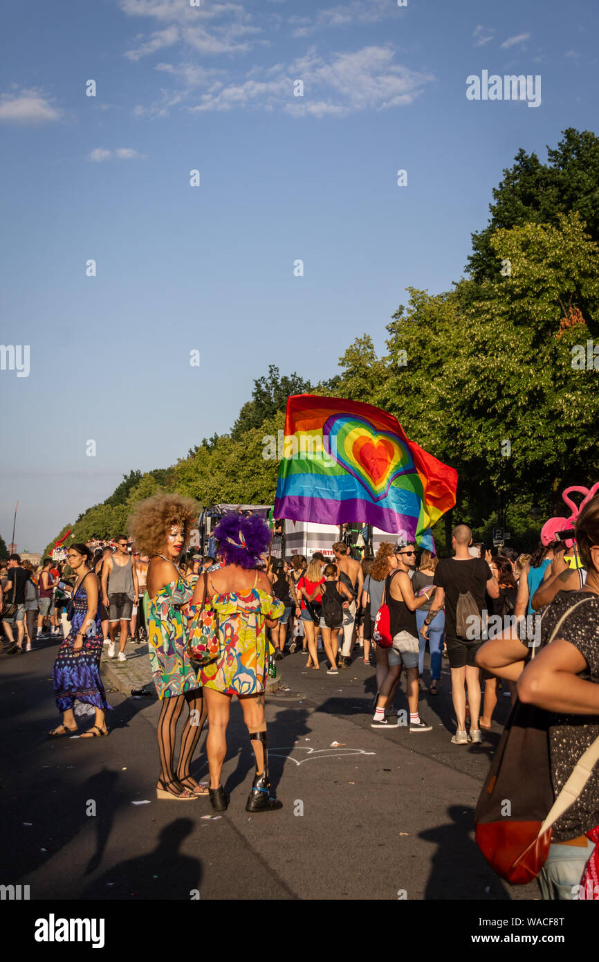 BERLIN, DEUTSCHLAND - 27. Juli: Nachtschwärmer nehmen an den jährlichen Christopher Street Day Parade am Juli 27, 2019 in Berlin, Deutschland. Der diesjährige CSD feiert den 50. Jahrestag der Krawalle bei der Stonewall Inn in New York, ein Ereignis, das viele in der Schwulenbewegung, verzinkt Stockfoto