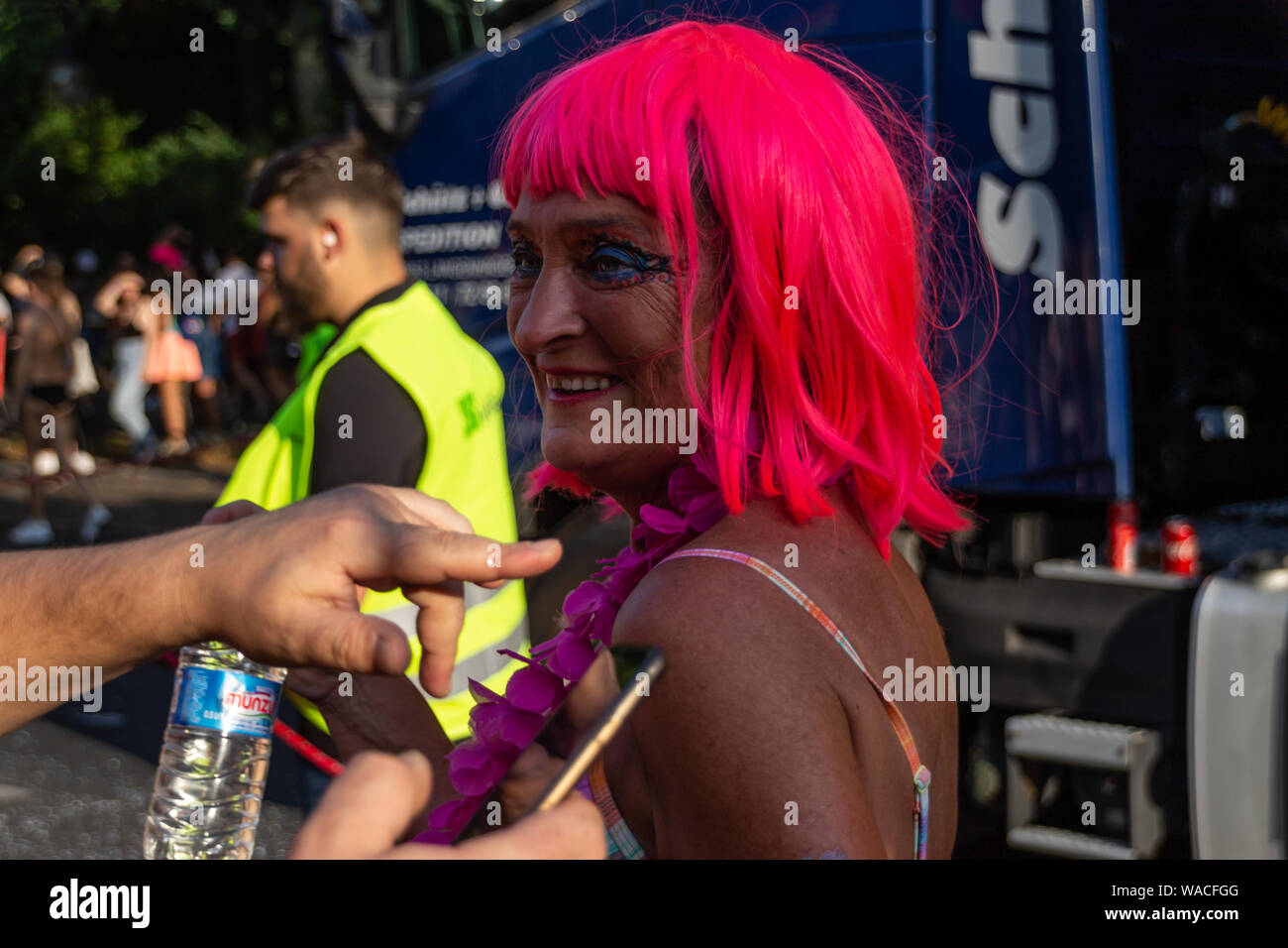 BERLIN, DEUTSCHLAND - 27. Juli: Nachtschwärmer nehmen an den jährlichen Christopher Street Day Parade am Juli 27, 2019 in Berlin, Deutschland. Der diesjährige CSD feiert den 50. Jahrestag der Krawalle bei der Stonewall Inn in New York, ein Ereignis, das viele in der Schwulenbewegung, verzinkt Stockfoto