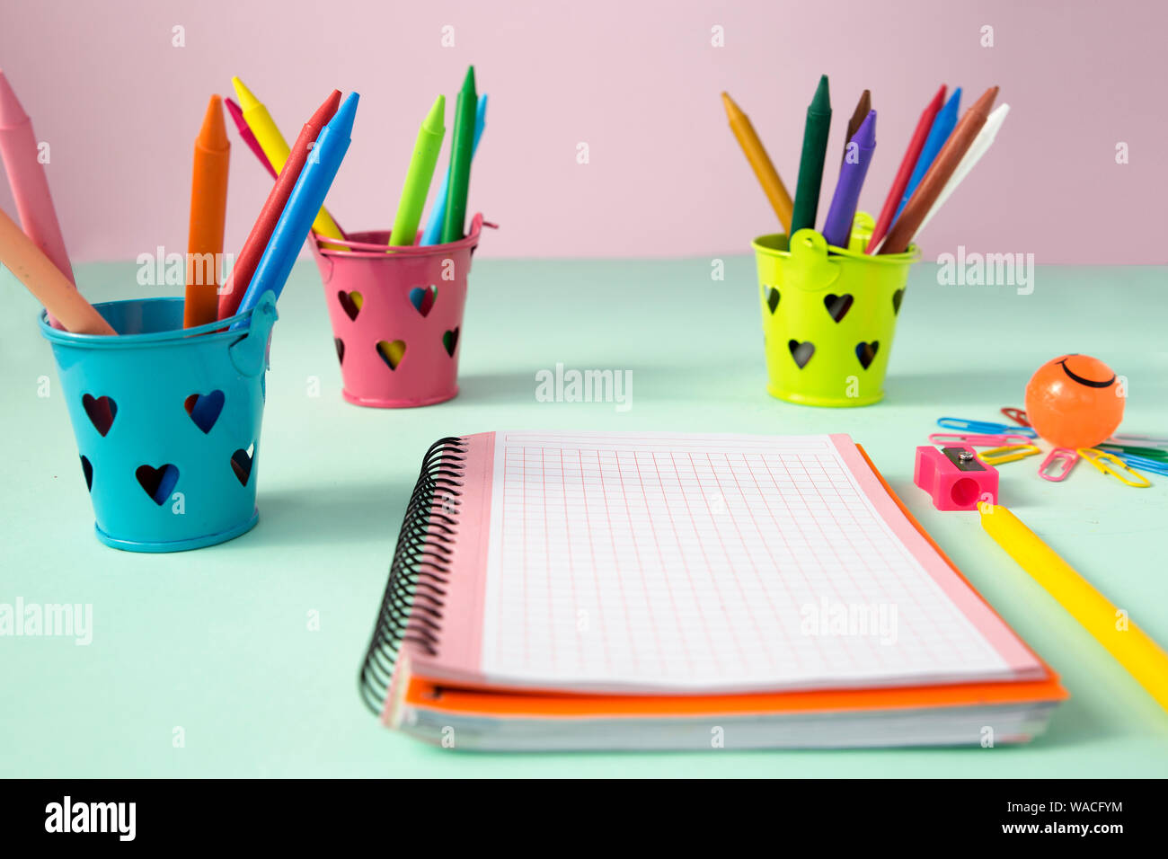 Blick auf bunte Würfel mit Bleistift auf Hintergrund in Pastellfarben zu zeichnen Stockfoto