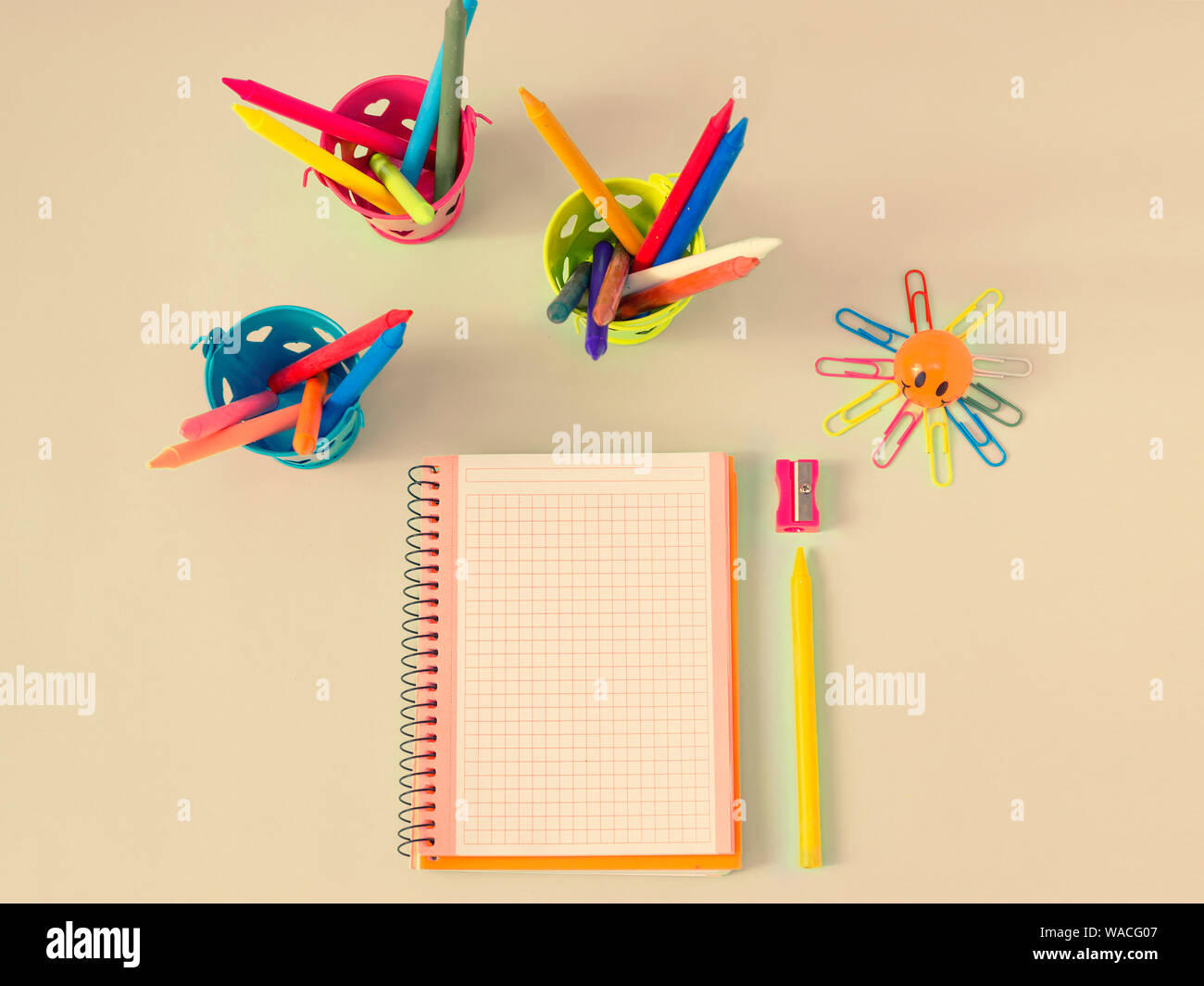 Hintergrund mit Notebook und Bunte Bleistifte in Mode Eimer Stockfoto