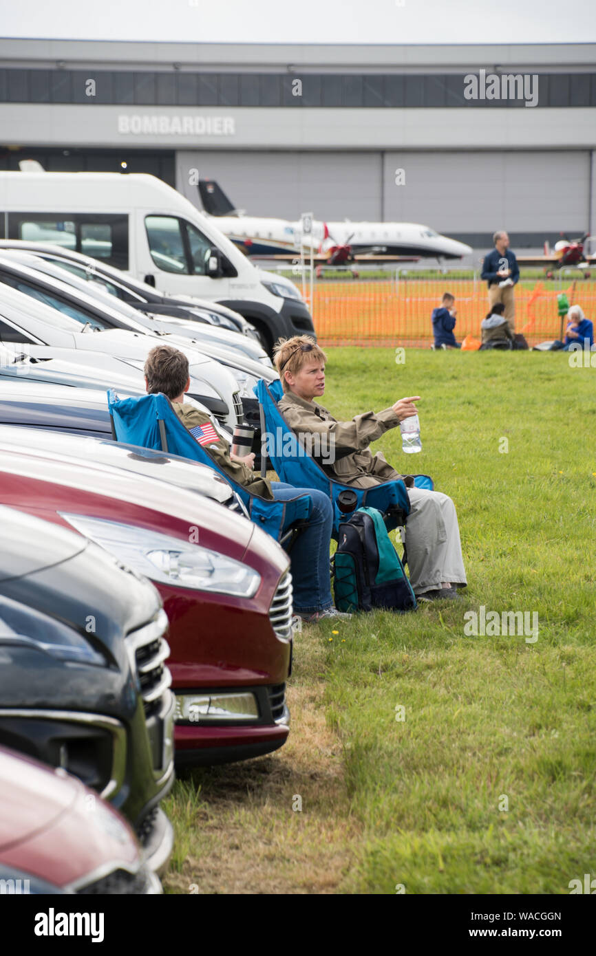 Zuschauer in Airshow Parkplatz auf Camping Stuhl sitzen (EDITORIAL NUR VERWENDEN) Stockfoto