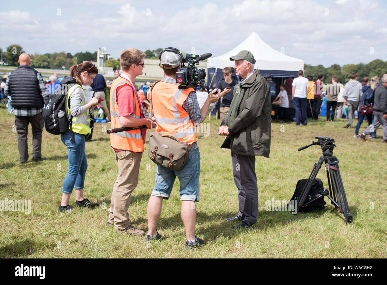 Ein Media Team interviewte eine Zuschauer bei Ereignis (EDITORIAL NUR VERWENDEN) Stockfoto