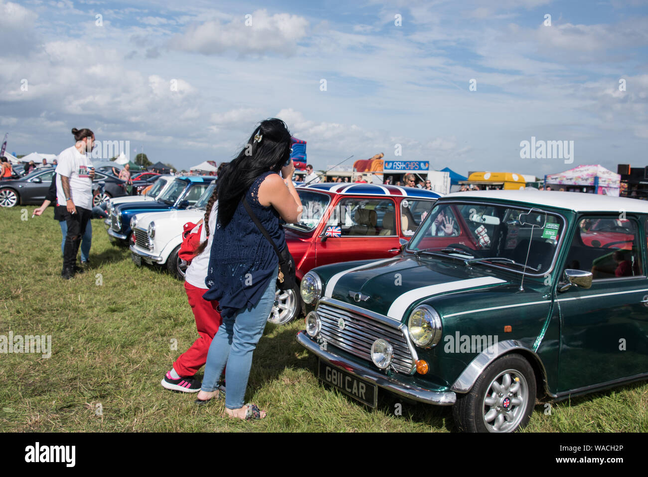 Engländer Mini Cooper Autos auf der Airshow (REDAKTIONELLE NUR VERWENDEN) Stockfoto