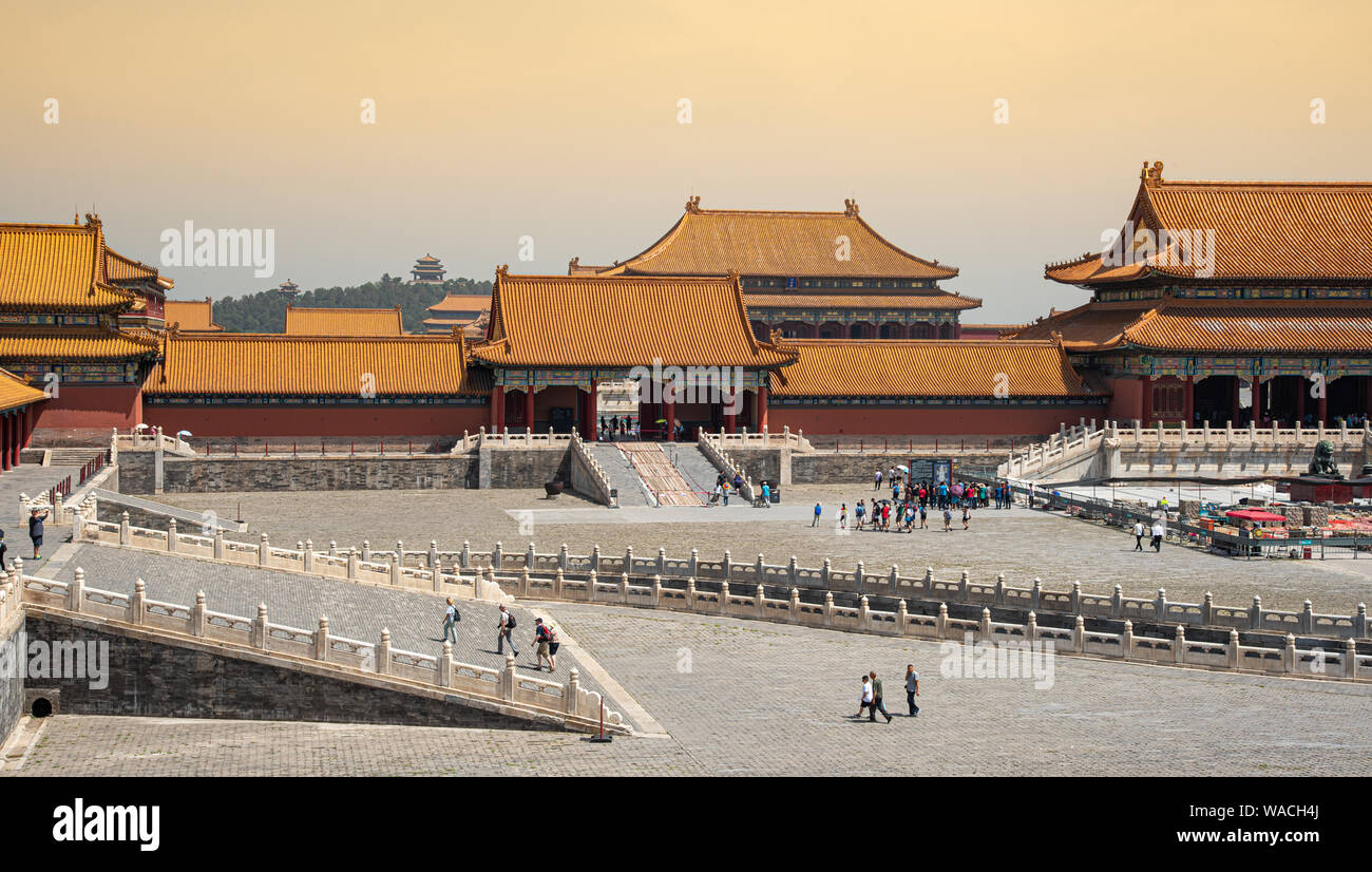Peking, China - 5. Juni 2018: Die traditionellen Gebäude des berühmten Forbidden palace City mit einem Touristen Leute in Peking, China. Stockfoto