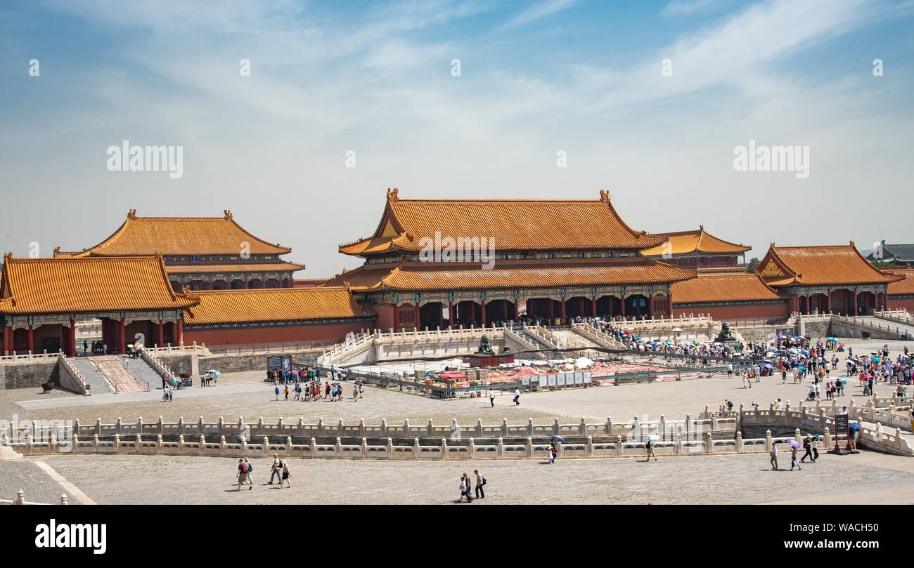 Peking, China - 5. Juni 2018: Die traditionellen Gebäude des berühmten Forbidden palace City mit einem Touristen Leute in Peking, China. Stockfoto