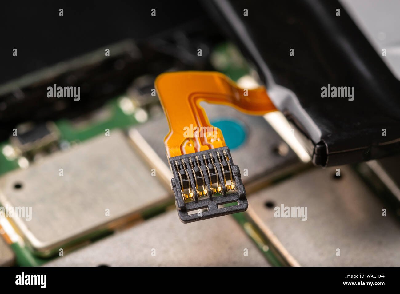 Reparatur des smartphones Akku Flex Flachbandkabel closeup Makro Stockfoto