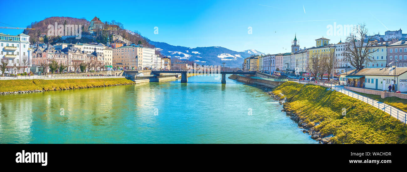 SALZBURG, Österreich - 27. Februar 2019: Die historische Innenstadt von der Brücke über die Salzach, mit Blick auf die Festung Hohensalzburg, bauten auf Stockfoto