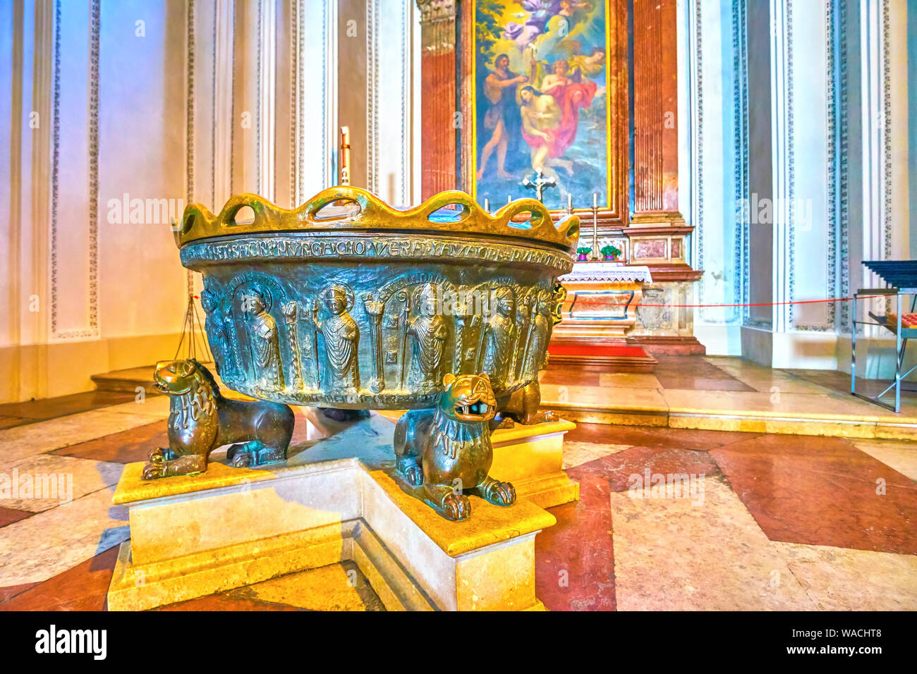 SALZBURG, Österreich - 27. FEBRUAR 2019: Die Bronze baptystmal Font im Gebet Hall der Salzburger Dom, am 27. Februar in Salzburg. Stockfoto