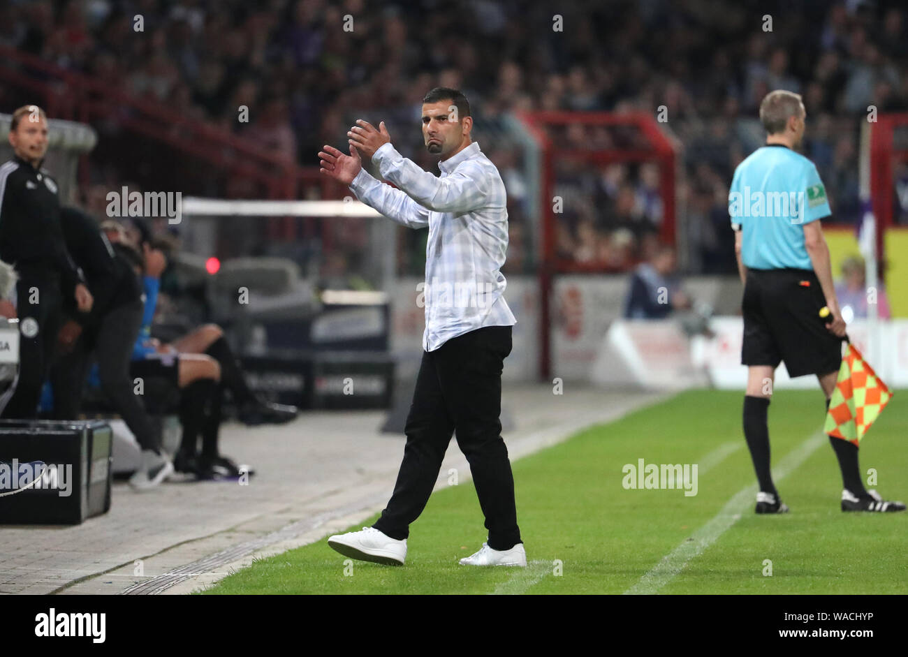 19. August 2019, Niedersachsen, Osnabrück: Fussball: 2. Bundesliga, VfL Osnabrück - Darmstadt 98, 3. Spieltag im Stadion an der Bremer Brücke. Trainer Dimitrios GRAMMOZIS aus Darmstadt ist fassungslos. Foto: Friso Gentsch/dpa - WICHTIGER HINWEIS: In Übereinstimmung mit den Anforderungen der DFL Deutsche Fußball Liga oder der DFB Deutscher Fußball-Bund ist es untersagt, zu verwenden oder verwendet Fotos im Stadion und/oder das Spiel in Form von Bildern und/oder Videos - wie Foto Sequenzen getroffen haben. Stockfoto