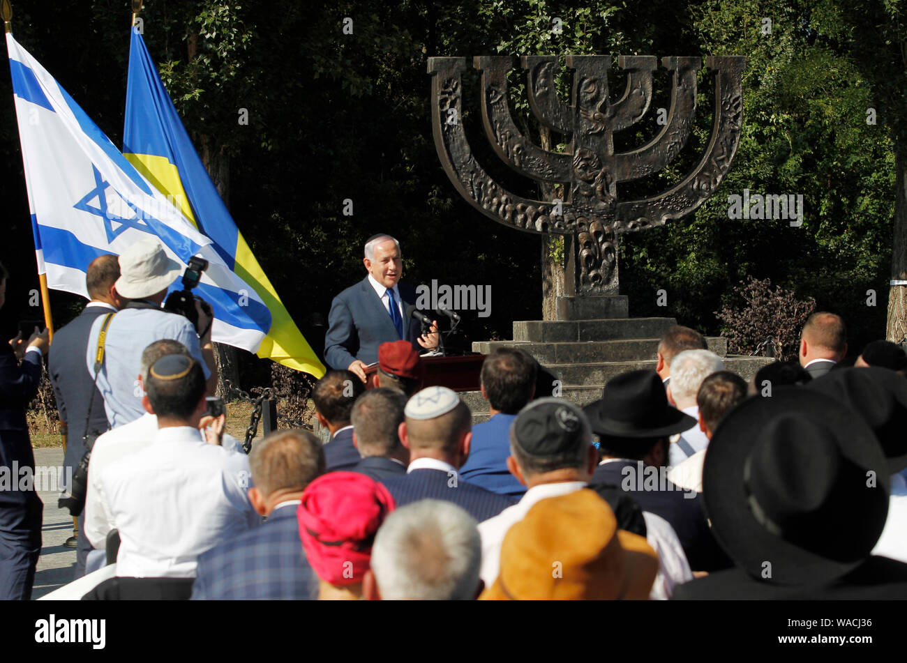 Der israelische Premierminister Benjamin Netanjahu spricht während einer Gedenkveranstaltung in der Minora Denkmal in Babiy Yar, einer Schlucht in Kiew. der israelische Premierminister Benjamin Netanjahu besucht Ukraine der Einführung einer Freihandelszone zwischen den Ländern und eine Pension Abkommen zu diskutieren. Während seines zweitägigen Staatsbesuch besuchte er auch eine Gedenkfeier. Stockfoto