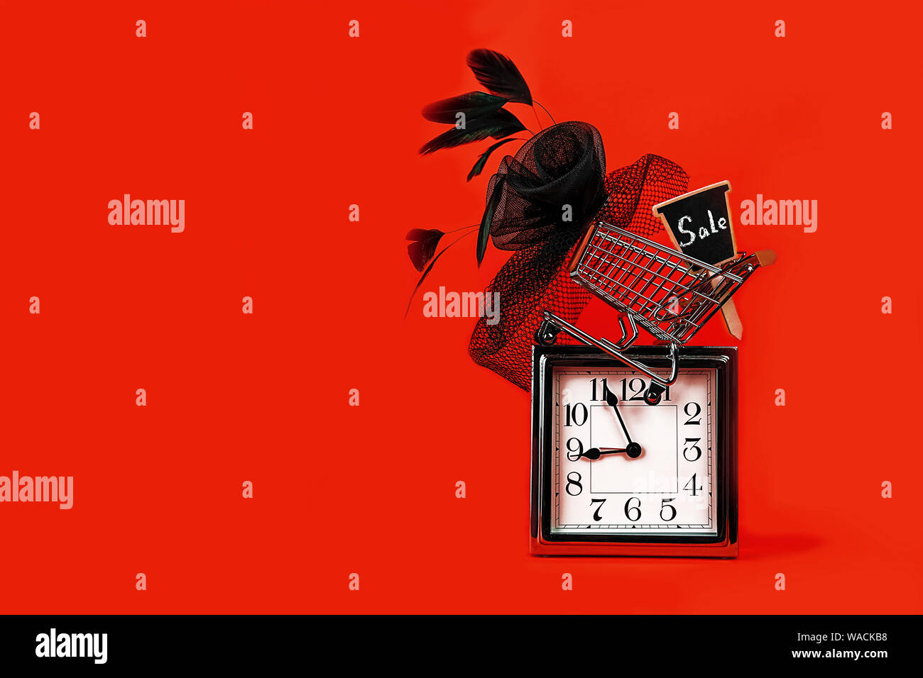 Schwarzer Freitag verkauf Konzept mit Silber, Warenkorb mit Vorzeichen Verkauf und Frau Hut Retro Stil auf rotem Hintergrund. Stockfoto