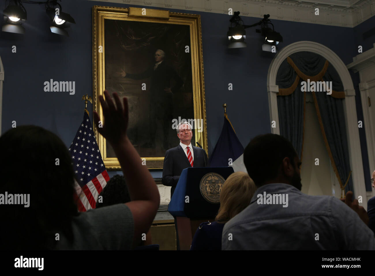 New York, New York, USA. 19 Aug, 2019. New York City Bürgermeister Bill De Blasio kündigt das Ende der Beschäftigung NYPD Officer Daniel Pantaleo auf Empfehlung von New York City Polizei Kommissar James O'Neal während der Pressekonferenz in New York City Hall am August 19, 2019 in New York City. Quelle: MPI 43/Media Punch/Alamy leben Nachrichten Stockfoto