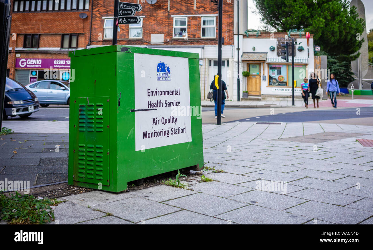 Die Überwachung der Luftqualität Station laufen durch die Umwelt und Gesundheit Service von Southampton City Council in Woolston, Southampton, England, Großbritannien Stockfoto
