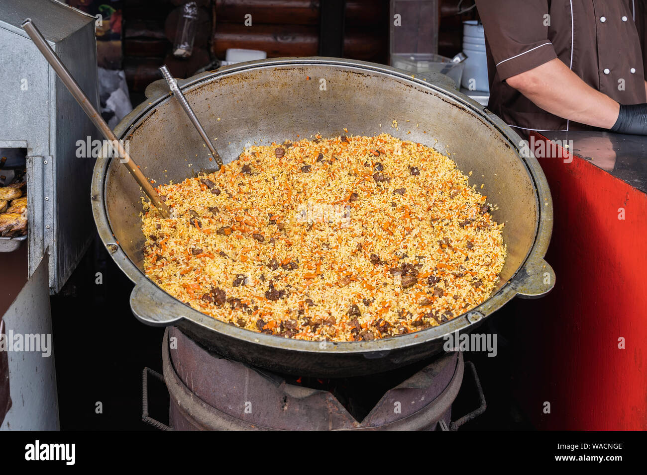 Reis mit Fleisch, Karotten in den großen Kessel, traditionelles Gericht von pilav, nationale Küche. Stockfoto