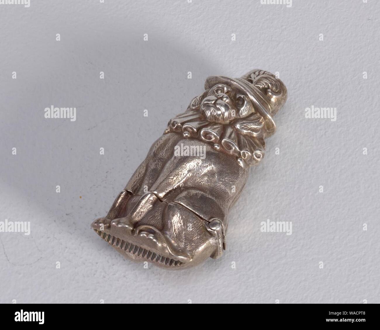 Hund in gefiederten Hut und gerafftem Kragen Matchsafe, aus dem späten 19. Jahrhundert Stockfoto