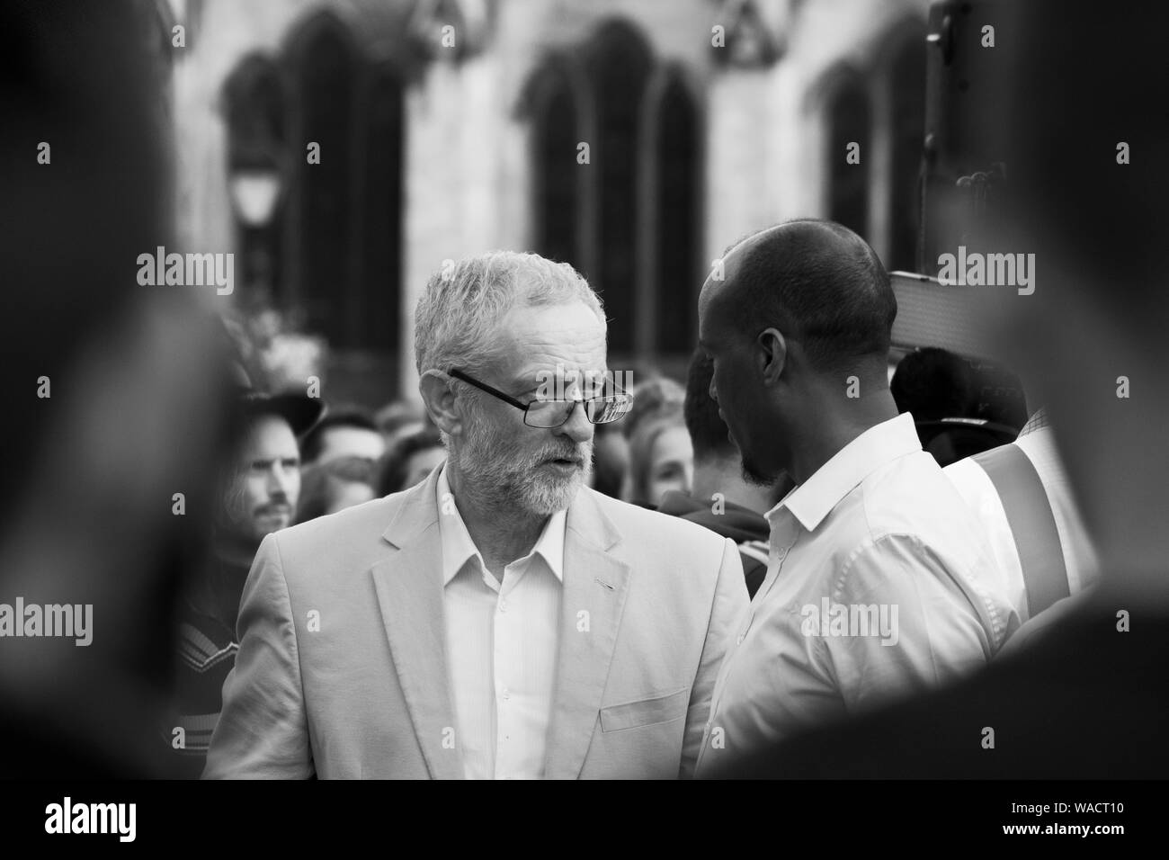 Jeremy Corbyn MP spricht mit einem Mitglied des Publikum auf einer Kundgebung am College Green in Bristol, Großbritannien am 8. August 2016. Die Kundgebung war Teil der Corbyn's Kampagne zur Wiederwahl als Führer der Labour Party. Stockfoto